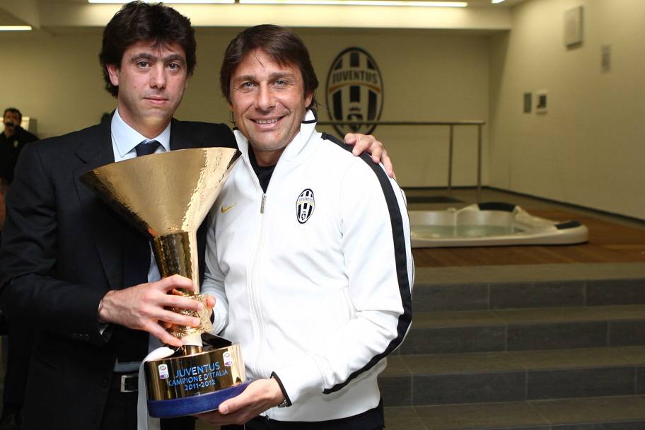 Scudetto 2011-2012: Antonio Conte regge insieme al presidente Andrea Agnelli il trofeo per la vittoria del campionato (LaPresse)